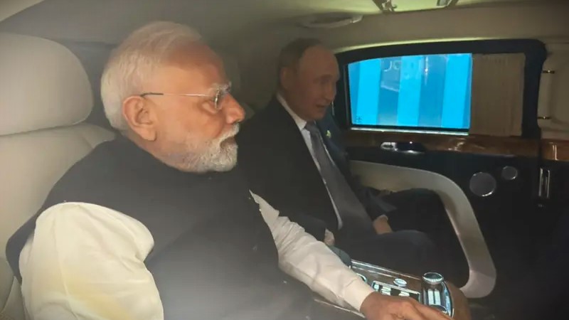 একই গাড়িতে চেপে বৈঠক করতে গেলেন পুতিন ও মোদী